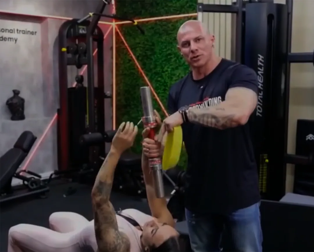 Bastidores da gravação da pós em Bodybuilding: Walter Krause acompanhando exercício de supino no estúdio